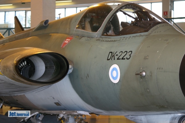 ...die anderen Ausstellungsstücke befinden sich in gut restauriertem Zustand in einer großen Halle. Zu sehen sind: DK-223: Die DK-223 war die letzte von 12 bei Valmet in Finnland gebaute Draken. Fertig gestellt wurde sie am 03.10.1975...