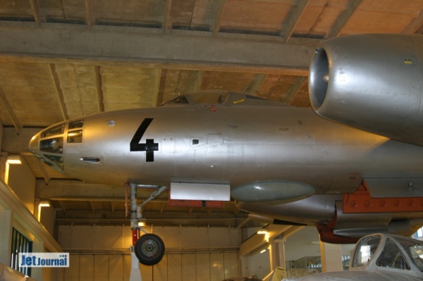...NH-4: Einzige überlebende IL-28R der Ilmavoimat. Die anderen drei wurden verschrottet. Eingesetzt wurden sie Ende der 60er/Anfang der 70er Jahre zur Kartografie und für die Zieldarstellung. Als Triebwerke kamen bei der IL-28 das Klimow VK-1A zum Einsatz...